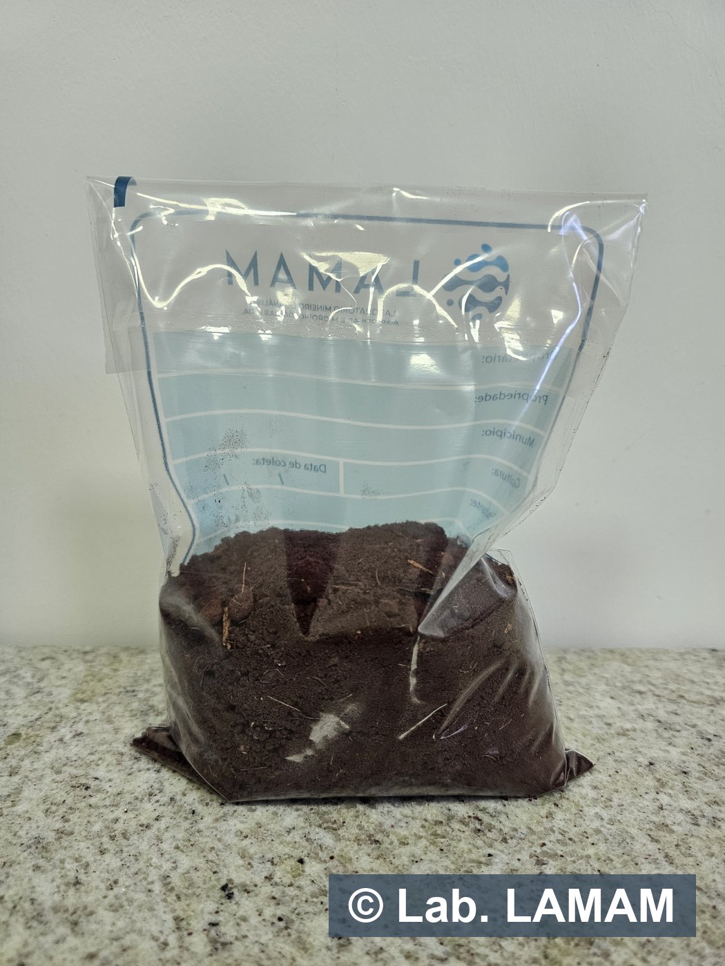 Saco de coleta do LAMAM preenchido com cerca de 500 g de solo